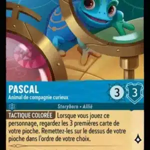 PASCAL Animal de compagnie curieux 151/204 - Carte du jeu de cartes à collectionner Disney Lorcana issue du Chapitre 4 Le Retour D'Ursula (URR), paru le 31/05/2024. Carte Personnage, Saphir. Commune. Illustrateur: Noukah. L'illustration représente un caméléon bleu souriant, vu à travers une loupe.