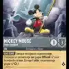 MICKEY MOUSE Porte-étendard 188/204 - Carte du jeu de cartes à collectionner Disney Lorcana issue du Chapitre 4 Le Retour D'Ursula (URR), paru le 31/05/2024. Carte Personnage, Acier. Commune. Illustrateur: Cristian Romero. L'illustration représente le personnage de Mickey, souris humanoïde vêtue d'un short rouge et tenant un étendard, debout sur un rocher dans une pose héroïque.