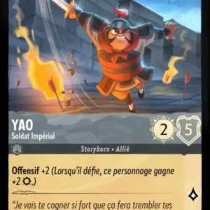 YAO Soldat Impérial 194/204 (FOIL) - Carte du jeu de cartes à collectionner Disney Lorcana issue du Chapitre 4 Le Retour D'Ursula (URR), paru le 31/05/2024. Carte Personnage, Acier. Commune, HOLO. Illustrateur: Michela Cacciatore / Giulia Priori. L'illustration représente un soldat asiatique médiéval armé d'une épée et en train de chargé à pieds au milieu d'une nuée de flèches enflammées avec une muraille derrière lui.