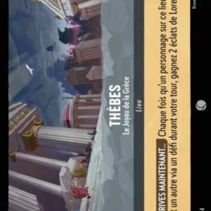 THEBES Le Joyau de la Grèce 204/204 (FOIL) - Carte du jeu de cartes à collectionner Disney Lorcana issue du Chapitre 4 Le Retour D'Ursula (URR), paru le 31/05/2024. Carte Lieu, Acier. Commune, HOLO. Illustrateur: Nicolas Ky. L'Illustration représente un ville de la Grèce antique avec des temples et des colonnes doriques.