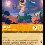 STITCH Danseur extraterrestre 23/204 (FOIL) - Carte du jeu de cartes à collectionner Disney Lorcana issue du Chapitre 4 Le Retour D'Ursula (URR), paru le 31/05/2024. Carte Personnage, Ambre. Commune, HOLO. Illustrateur: Aisha Durmagambetova. L'illustration représente le personnage Stitch, créature extraterrestre semblable à un koala avec beaucoup de dents pointues. Habillé d'un pagne fait de feuilles, il danse sur un ponton de bois dans une ambiance nocturne éclairée de boules lumineuses violettes.