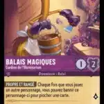 BALAIS MAGIQUES Gardien de l'Illuminarium 48/204 - Carte du jeu de cartes à collectionner Disney Lorcana issue du Chapitre 4 Le Retour D'Ursula (URR), paru le 31/05/2024. Carte Personnage, Améthyste. Commune. Illustrateur: Eva Widermann. L'illustration représente un personnage de dessin animé en forme de balais humanoïde qui tient un sceau rempli de coquillages maléfiques qu'il remplit à l'aide d'une sorte de truelle. Il porte un tablier blanc autour de la taille.
