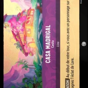 CASA MADRIGAL Casita 67/204 (FOIL) - Carte du jeu de cartes à collectionner Disney Lorcana issue du Chapitre 4 Le Retour D'Ursula (URR), paru le 31/05/2024. Carte Lieu, Améthyste. Commune, HOLO. Illustrateur: Rachel Elese. L'illustration représente une grande maison de famille magique perdue au milieu de la végétation et entourée de montagnes.