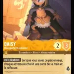 DAISY Mousquetaire espionne 7/204 (FOIL) - Carte du jeu de cartes à collectionner Disney Lorcana issue du Chapitre 4 Le Retour D'Ursula (URR), paru le 31/05/2024. Carte Personnage, Ambre. Commune, HOLO. Illustrateur: Kendall Hale. L'illustration représente le personnage féminin Daisy, canne humanoïde habillée avec une grande cape à capuche et adossée à un mur.