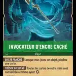 INVOCATEUR D'ENCRE CACHE 98/204 - Carte du jeu de cartes à collectionner Disney Lorcana issue du Chapitre 4 Le Retour D'Ursula (URR), paru le 31/05/2024. Carte Objet, Emeraude. Commune. Illustrateur: Adam Fenton. L'illustrateur représente un magicien invisible dont on ne distingue que le bas du corps et le sceptre, le reste étant figuré par un tourbillon aquatique. Il se tient dans un canyon avec une rivière vue de nuit, ce qui donne un caractère mystérieux à cette illustration.