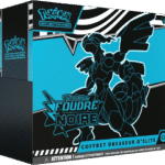ETB Foudre Noire Pokémon EV10.5. Il s'agit du contenu coffret dresseur d'élite pokémon ev10.5 flamme blanche de la série Foudre Noire et Flamme Blanche. Le coffret est rose, blanc et noir. Il représente Zekrom, créature Pokémon semblable à un dragon noir et majestueux. Il y a écrit en haut à gauche de l'item "Pokémon cartes à jouer et à collectionner" et en bas à gauche "Ecarlate et Violet" "Flamme Blanche" "coffret dresseur d'élite". On voit le contenu du coffret : les boosters de cartes à jouer et à collectionner pokémon, les dés, les protèges cartes.