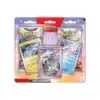 Duopack Latios Booster Origine Perdue EB11 et Booster Evolutions à Paldea Pokémon EV02. Il s'agit d'un paquet de deux boosters Pokémon, de la série origine perdue EB11 du bloc épée et bouclier et de la série évolution à paldea EV02, deuxième série du bloc écarlate et violet. Le pack contient également une pièce de lancer à l'effigie du Pokémon Palkia et de 3 cartes promo Latios, Palkia et Zekrom. L'item consiste en une pochette cartonnée avec un devant en plastique transparant. L'ensemble est rose, bleu et violet.