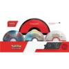 Pokeball tin Pokémon Origine Perdue Astres Radieux Faille Paradoxe. Cette boîte contient différents items pokemon. Trois boosters du tcg pokémon du bloc écatale et violet et épée et bouclier. Sur le coffret est écrit "Pokémon cartes à jouer et à collectionner". Les boîtes sont en forme de pokéball blanche et rouge, bleue et rouge et bleue et grise.