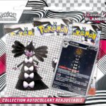 Tripack EV10.5 Siderella Pokémon Flamme Blanche. Il s'agit d'une pochette carton plastifiée transparente sur le devant. Cet item du TCG Pokémon contient 3 boosters de la nouvelles extension EV10.5 foudre noire. En plus des trois blisters il y a une carte promo Sidérella. Les paquets de cartes sont noires et blancs. Il y a écrit "Pokémon cartes à jouer et à collectionner"