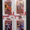 Boosters sous Blister Plastique EV10 - [Artset] - Pokémon Rivalités Destinées. Lot de quatre boosters sous blisters du JCC Pokémon. Ils sont rouge, violet et orange. Ils représentent les dresseurs Giovanni, Cynthia, Ariane, Lance et les sbires de la Team Rocket avec leurs créatures Pokémon.