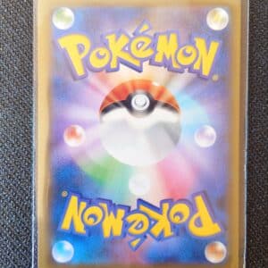 Carte Pokémon Nigosier Promo 226 SP dos. Carte du TCG Pokémon promo issue du bloc Epée et Bouclier parue le 25 août 2021. Carte Pokémon de type Eau. Promo. Illustrateur: Mitsuhiro Arita. L'illustration représente le Pokémon nigosier qui vol en plongeant dans le ciel. La carte est bleue, blanche et grise. Elle reprend une célèbre estampe japonaise Oies sous la pleine lune de l'artiste Hishikawa Moronubu.