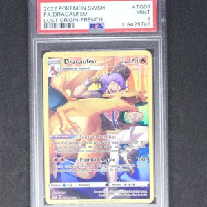 Dracaufeu TG03 Pokémon EB11 Origine Perdue PSA9. Carte du TCG Pokémon issue du bloc Épée et Bouclier dans la série Origine Perdue parue en 2022. Carte Pokémon de type feu. Illustrateur: Giroda. L'illustration représente le Pokémon Dracaufeu de face sur un canapé avec son dresseur. L'illustration est bleue, rouge et violette.