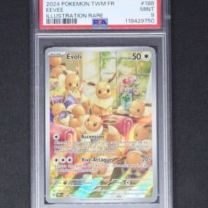 Evoli 188_167 EV06 Pokémon Mascarade Crépusculaire PSA 9. Carte du TCG Pokémon issue du bloc Écarlate et Violet dans la série Mascarade Crépusculaire parue en 2024. Carte Pokémon de type neutre. Illustrateur: Narumi Sato. L'illustration représente le Pokémon Evoli jouant avec d'autres évoli dans un salon. La carte est jaune, rose, verte et marron.