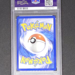 Evoli 188_167 EV06 Pokémon Mascarade Crépusculaire PSA 9 dos. Carte du TCG Pokémon issue du bloc Écarlate et Violet dans la série Mascarade Crépusculaire parue en 2024. Carte Pokémon de type neutre. Illustrateur: Narumi Sato. L'illustration représente le Pokémon Evoli jouant avec d'autres évoli dans un salon. La carte est jaune, rose, verte et marron.