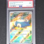 Ronflex 051 promo Carte Pokémon ETB 151 EV3.5. Carte du TCG Pokémon issue du bloc Écarlate et Violet dans la série Pokémon 151 en 2023. Carte Pokémon de type neutre. Illustrateur: Gossan. L'illustration représente le Pokémon Ronflex endormi sur le dos. La carte est bleue, blanche, verte et jaune.