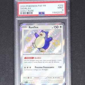 Ronflex 202/091 Destinée de Paldéa Carte Pokémon EV4.5 PSA 9. Carte du TCG Pokémon issue du bloc Ecarlate et Violet dans la série destinée de paldéa parue en 2024. Carte Pokémon de type neutre. Illustrateur: Shigenori Negishi. L'illustration représente le Pokémon ronflex shiny qui vole entouré d'étoiles. L'illustration est blanche, grise, bleue et jaune.