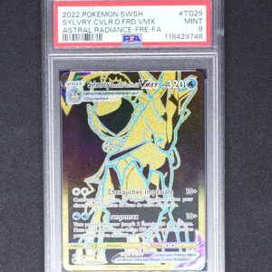 Sylveroy Cavalier du Froid Vmax TG29 Pokémon Astres Radieux EB10. Carte du TCG Pokémon issue du bloc Épée et Bouclier dans la série EB10 astres radieux parue en 2022. Carte Pokémon de type eau. Illustrateur: 5ban Graphics. L'illustration représente le Pokémon Sylveroy de face sur son cheval. La carte est noire, dorée et bleue.