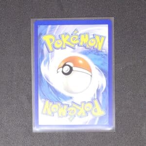 Ectoplasma TG06 Pokémon Origine Perdue. Carte du TCG Pokémon issue du bloc Epée et Bouclier parue le 25 août 2021 et du set Origine Perdue. Carte Pokémon de type Psy. TG06. Illustrateur: Akira Komayama. L'illustration représente le Pokémon Ectoplama Gengar qui sourit à côté d'un feu de camp. On voit la carte de dos.