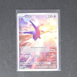 Latios 203 Pokémon EV08 Etincelles Déferlantes. Carte du TCG Pokémon issue du bloc Écarlate et Violet et du set étincelles déferlantes parue le 08 novembre 2024. Carte Pokémon de type Psy. 203/191. Illustrateur: Okacheke. L'illustration représente le Pokémon Latios qui vole au dessus d'une ville pendant un coucher de soleil.