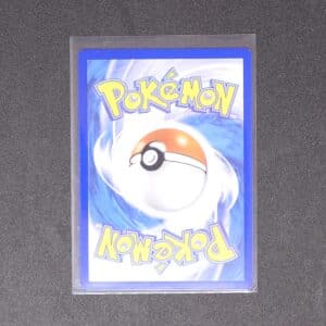 Latios 203 Pokémon EV08 Etincelles Déferlantes dos. Carte du TCG Pokémon issue du bloc Écarlate et Violet et du set étincelles déferlantes parue le 08 novembre 2024. Carte Pokémon de type Psy. 203/191. Illustrateur: Okacheke. L'illustration représente le Pokémon Latios qui vole au dessus d'une ville pendant un coucher de soleil.