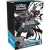 Bundle Foudre Noire Pokémon EV10.5. Produit pour le JCC Pokémon contenant 6 boosters de la série Foudre Noire du bloc Ecarlate et Violet. Elle met à l'honneur les 156 Pokémons de la 5ème génération, de la région d'Unys, tels que Zekrom, Reshiram et Victini. L'illustration principalement de couleurs blanche, noire et bleue représente le Pokémon Zekrom, dragon noir symbolique de la période Noir et Blanc de l'univers Pokémon.