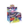 Display Mini-Tins Destinées de Paldéa Pokémon EV4.5. Coffret en carton contenant des boîtes en fer de la série POkémon destinees de paldea EV04.5 du TCG Pokémon. Le coffret représente les personnages Pokémon dans l'espace. Il y a écrit "Destinées de Paldea" et "Pokémon trading card games". C'est une série Pokémon en l'honneur du jeu Pokémon et les cartes shiny.