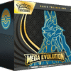 ETB ME01 Lucario Pokémon Méga-Evolution. Image du coffret dresseur d'élite pokémon. Sur l'ETB on voit le pokémon Lucario et il y a écrit Pokémon cartes à jouer et à collectionner. Cette boîte contient 9 boosters de la nouvelle série Méga du nouveau bloc Méga Évolution du TCG Pokémon. Elle contient également des jetons, des sleeves, une carte promo exclusive et d'autres items et goodies du jcc pokémon.