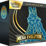ETB ME01 Lucario Pokémon Méga-Evolution. Image du coffret dresseur d'élite pokémon. Sur l'ETB on voit le pokémon Lucario et il y a écrit Pokémon cartes à jouer et à collectionner. Cette boîte contient 9 boosters de la nouvelle série Méga du nouveau bloc Méga Évolution du TCG Pokémon. Elle contient également des jetons, des sleeves, une carte promo exclusive et d'autres items et goodies du jcc pokémon.
