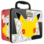 Valisette Célébrations Pokémon 25 ans. Cette boîte contient différents items pokemon. Des cartes promos des créatures pokémon très appréciés par les fans de la série comme Pikachu. Il y a également des boosters du tcg pokémon du bloc épée et bouclier série célébrations. Sur le coffret est écrit "Pokémon cartes à jouer et à collectionner". La boîte est blanche, jaune et rouge.
