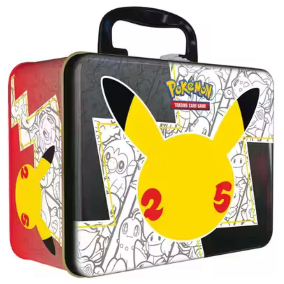 Valisette Célébrations Pokémon 25 ans. Cette boîte contient différents items pokemon. Des cartes promos des créatures pokémon très appréciés par les fans de la série comme Pikachu. Il y a également des boosters du tcg pokémon du bloc épée et bouclier série célébrations. Sur le coffret est écrit "Pokémon cartes à jouer et à collectionner". La boîte est blanche, jaune et rouge.