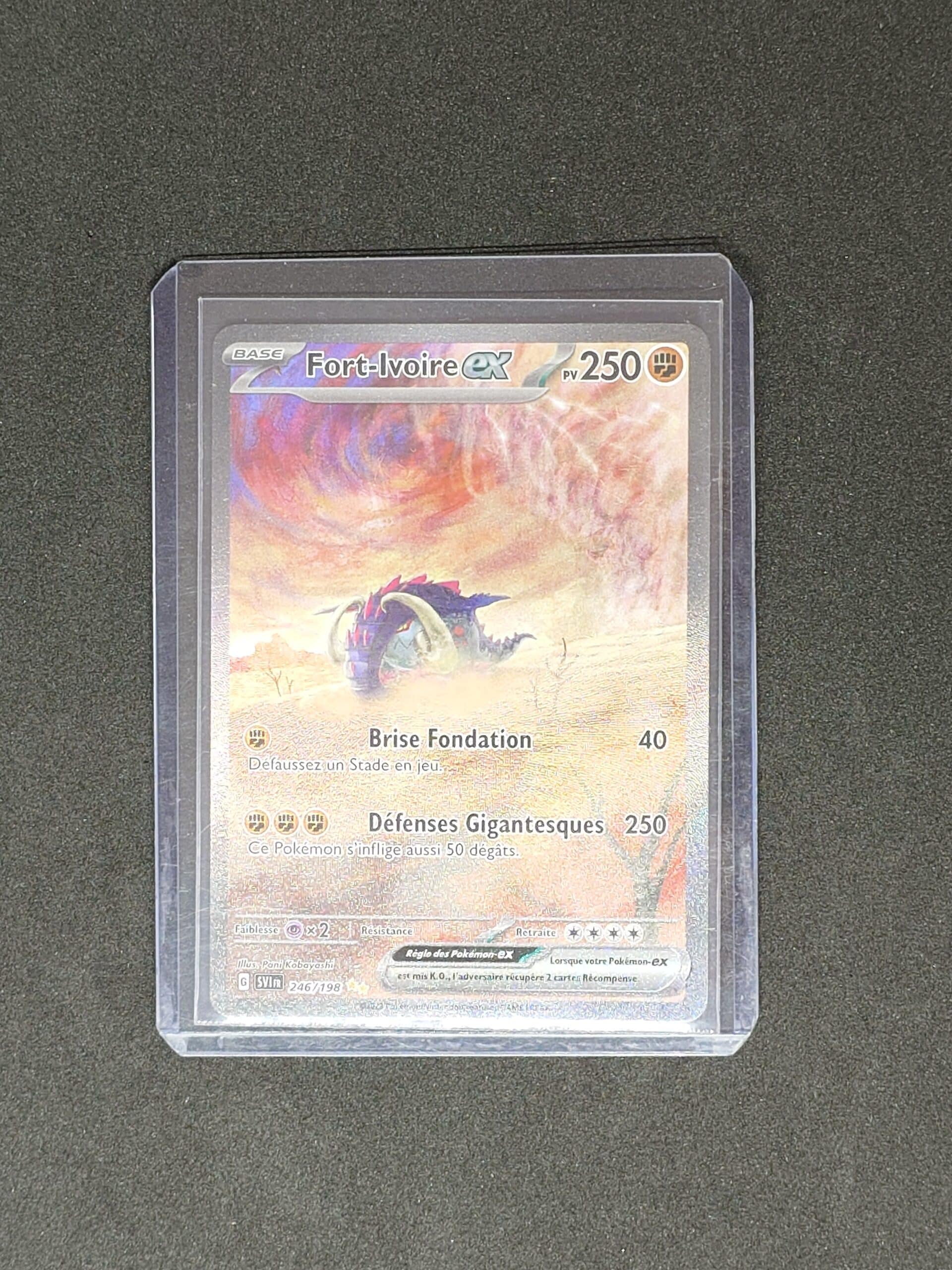 Fort-Ivoire ex 246 EV01 Pokémon Écarlate et Violet Fort-Ivoire ex 246 EV01 Pokémon Écarlate et Violet. Carte du TCG Pokémon issue du bloc Écarlate et Violet et du set écarlate et violet parue le 31 mars 2023. Carte Pokémon de type Combat. 246/198. Illustrateur: Pani Kobayashi. L'illustration représente le Pokémon Fort Ivoire qui roule dans le désert.