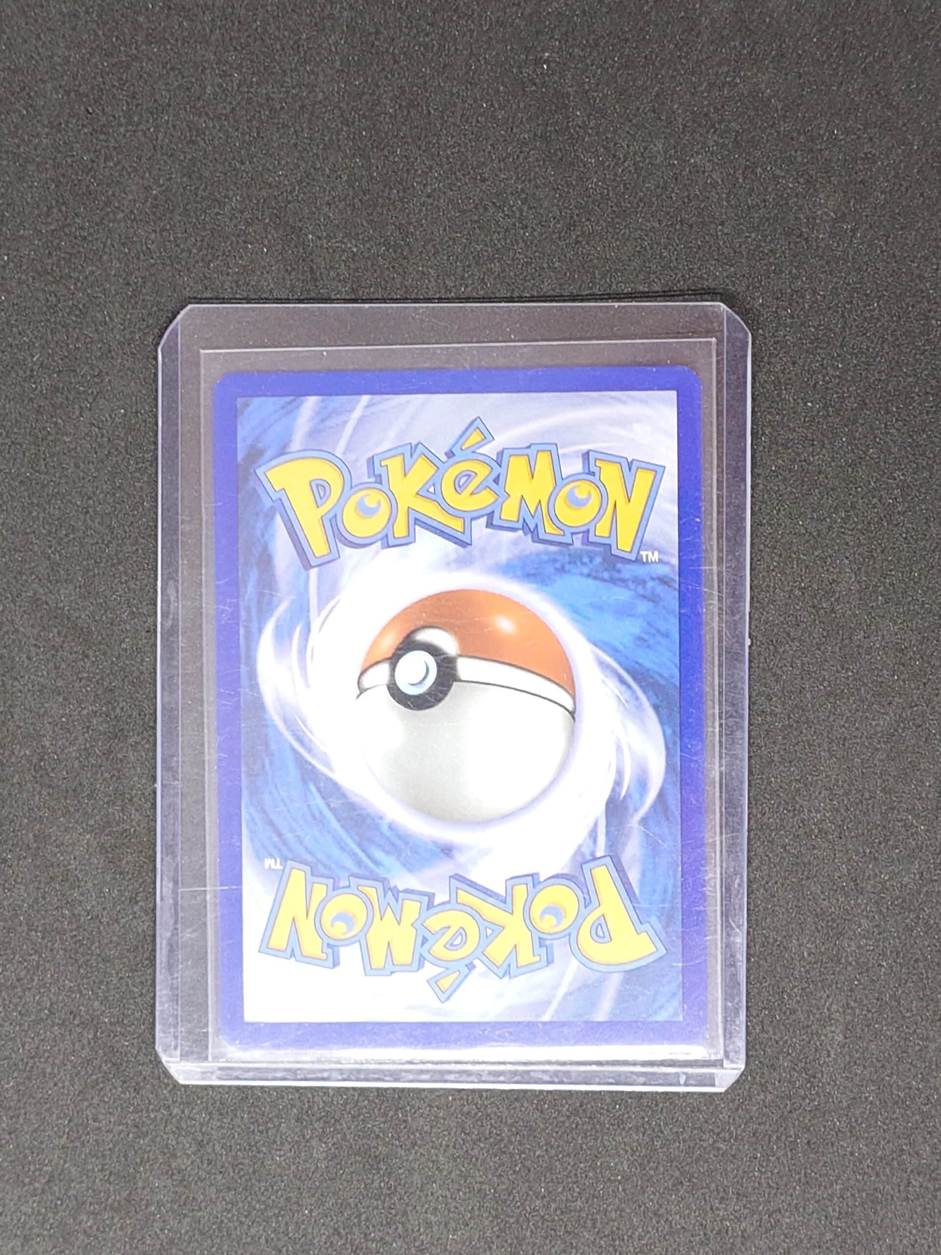 Fort-Ivoire ex 246 EV01 Pokémon Écarlate et Violet dos Fort-Ivoire ex 246 EV01 Pokémon Écarlate et Violet dos. Carte du TCG Pokémon issue du bloc Écarlate et Violet et du set écarlate et violet parue le 31 mars 2023. Carte Pokémon de type Combat. 246/198. Illustrateur: Pani Kobayashi. L'illustration représente le Pokémon Fort Ivoire qui roule dans le désert. On voit la carte de dos.