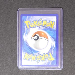 Miraidon ex 244 EV01 Pokémon Écarlate et Violet dos. Carte du TCG Pokémon issue du bloc Écarlate et Violet et du set écarlate et violet parue le 31 mars 2023. Carte Pokémon de type Électrik. 246/198. Illustrateur: Kantaro. L'illustration représente le Pokémon Miraidon qui marche dans une ville futuriste. On voit la carte de dos.