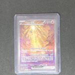 Yuyu ex 259 Pokémon EV02 Évolutions à Paldea. Carte du TCG Pokémon issue du bloc Écarlate et Violet et du set évolutions à paldea parue le 09 juin 2023. Carte Pokémon de type Feu. 259/193. AKIRA EGAWA. L'illustration représente le Pokémon yuyu qui nage avec es rayons de soleil dans l'eau.