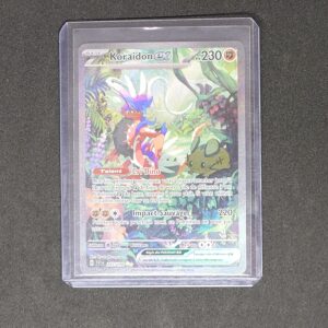 Koraidon ex 247 EV01 Pokémon Écarlate et Violet. Carte du TCG Pokémon issue du bloc Écarlate et Violet et du set écarlate et violet parue le 31 mars 2023. Carte Pokémon de type Combat. 247/198. Ryota Murayama. L'illustration représente le Pokémon Koraidon qui marche dansLa forêt.