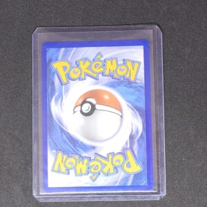 Koraidon ex 247 EV01 Pokémon Écarlate et Violet dos. Carte du TCG Pokémon issue du bloc Écarlate et Violet et du set écarlate et violet parue le 31 mars 2023. Carte Pokémon de type Combat. 247/198. Ryota Murayama. L'illustration représente le Pokémon Koraidon qui marche dans une forêt. On voit la carte de dos.