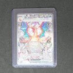 Dracaufeu ex 223 Pokémon EV03 Flammes Obsidiennes. Carte du TCG Pokémon issue du bloc Écarlate et Violet et du set flammes obsidiennes parue le 11 août 2023. Carte Pokémon de type Ténèbres. 223/197. AKIRA EGAWA. L'illustration représente le Pokémon Dracaufeu qui rugit avec du crystal autour.