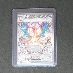 Dracaufeu ex 223 Pokémon EV03 Flammes Obsidiennes. Carte du TCG Pokémon issue du bloc Écarlate et Violet et du set flammes obsidiennes parue le 11 août 2023. Carte Pokémon de type Ténèbres. 223/197. AKIRA EGAWA. L'illustration représente le Pokémon Dracaufeu qui rugit avec du crystal autour.