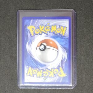 Dracaufeu ex 223 Pokémon EV03 Flammes Obsidiennes dos. Carte du TCG Pokémon issue du bloc Écarlate et Violet et du set flammes obsidiennes parue le 11 août 2023. Carte Pokémon de type Ténèbres. 223/197. AKIRA EGAWA. L'illustration représente le Pokémon Dracaufeu qui rugit avec du crystal autour. On voit la carte de dos.