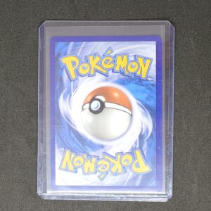 Gardevoir ex 245 EV01 Pokémon Écarlate et Violet dos. Carte du TCG Pokémon issue du bloc Écarlate et Violet et du set écarlate et violet parue le 31 mars 2023. Carte Pokémon de type Psy. 245/198. Jiro Sasumo. L'illustration représente le Pokémon Gardevoir assis sur un canapé avec sa dresseuse. On voit la carte de dos.