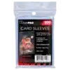 Sleeves Ultra Pro 100 penny sleeves ultra clear est un paquet contenant 100 pochettes penny sleeves pour protéger les cartes TCG Pokémon, Lorcana, One Piece, Yu-Gi-Oh, Magic etc... La boîte est vue de face et de côté, elle est rouge et noire.