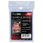 Sleeves Ultra Pro 100 penny sleeves ultra clear est un paquet contenant 100 pochettes penny sleeves pour protéger les cartes TCG Pokémon, Lorcana, One Piece, Yu-Gi-Oh, Magic etc... La boîte est vue de face et de côté, elle est rouge et noire.