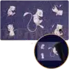 Tapis de jeu (playmat) Pokémon Center officiel illustrant le Pokémon fabuleux Mew, accessoire de protection premium pour cartes TCG.
