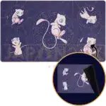 Tapis de jeu (playmat) Pokémon Center officiel illustrant le Pokémon fabuleux Mew, accessoire de protection premium pour cartes TCG.